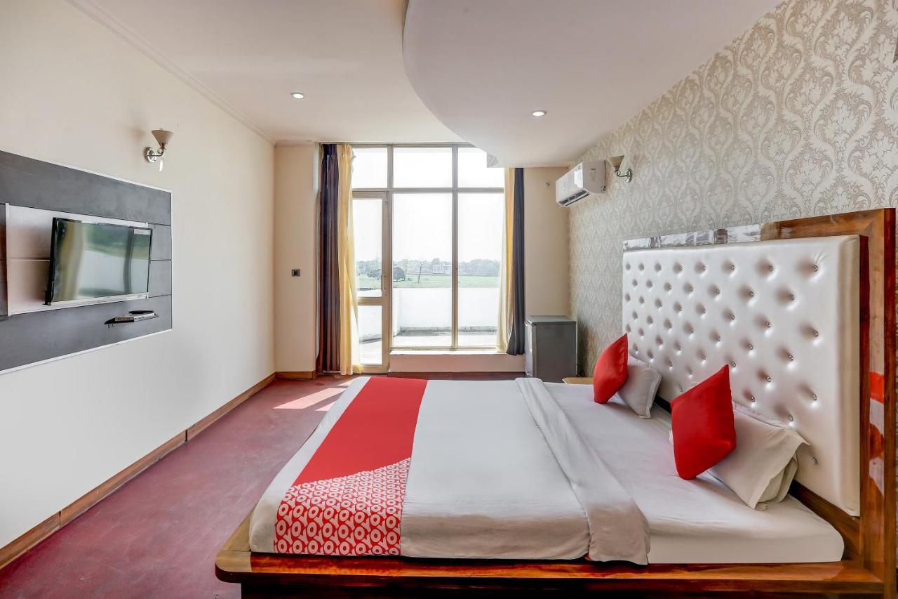 Oyo 71042 Sahara Estate Hotel Gorakhpur Kültér fotó